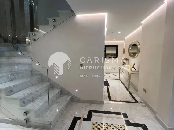 (15) Luksusowy penthouse w otoczenia pasma górskiego Sierra Blanca