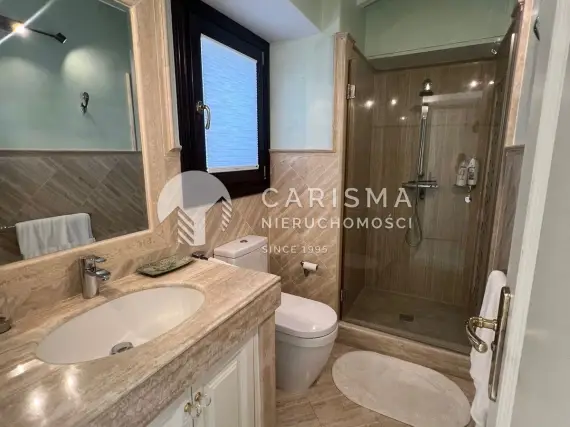 (16) Luksusowy penthouse w otoczenia pasma górskiego Sierra Blanca