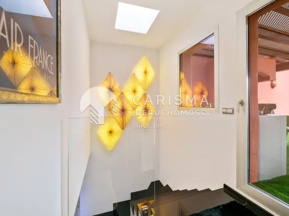 (12) Nowoczesny apartament ze spektakularnym widokiem na morze