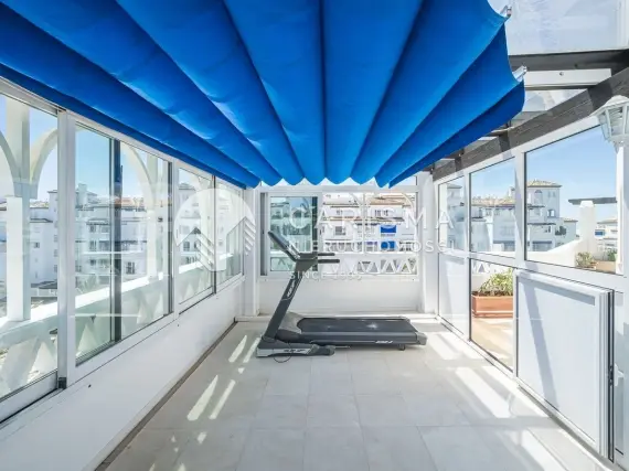 (26) Dwupoziomowy apartament w dogodnej lokalizacji, Puerto Banus