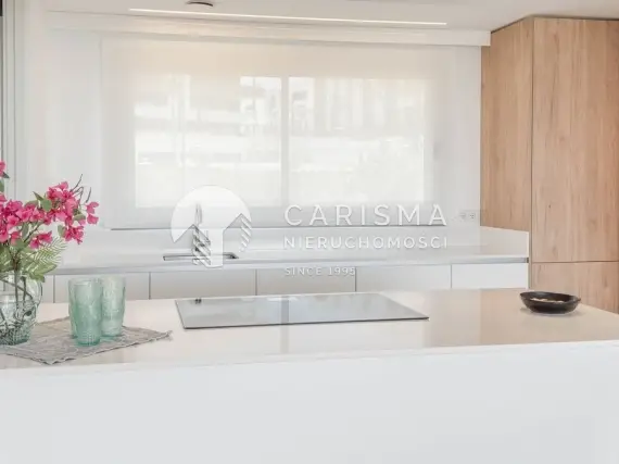 (6) Nowoczesny penthouse w pierwszej linii pola golfowego