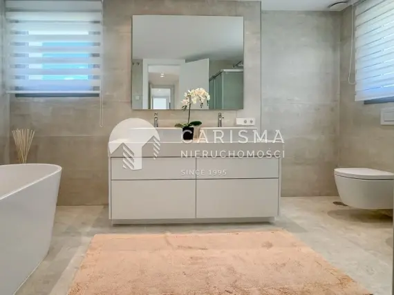 (12) Nowoczesny penthouse w pierwszej linii pola golfowego