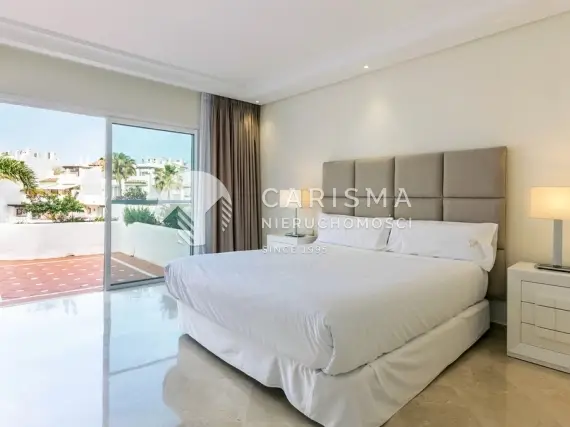 (12) Dwupoziomowy penthouse w kompleksie tuż przy plaży
