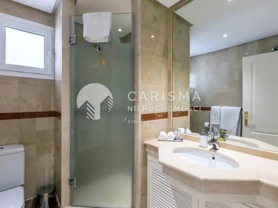 (15) Dwupoziomowy penthouse w kompleksie tuż przy plaży