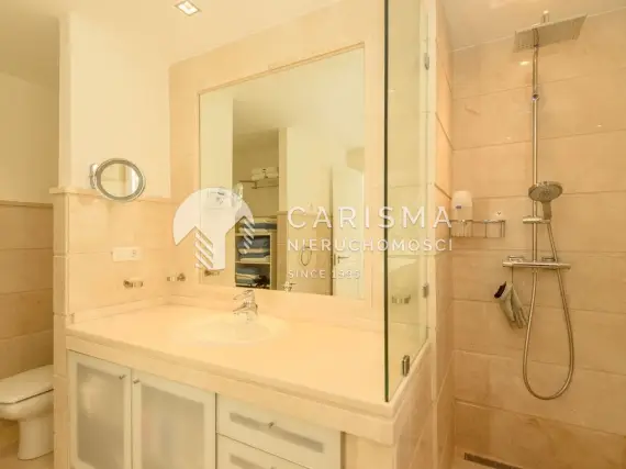 (24) Luksusowy dwupoziomowy penthouse z widokiem na morze