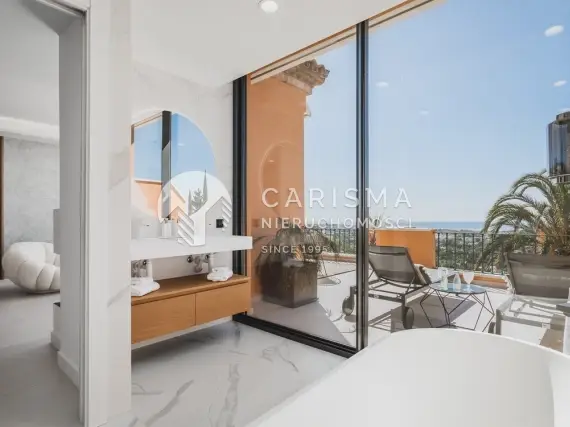 (22) Dwupoziomowy penthouse z panoramicznym widokiem na morze