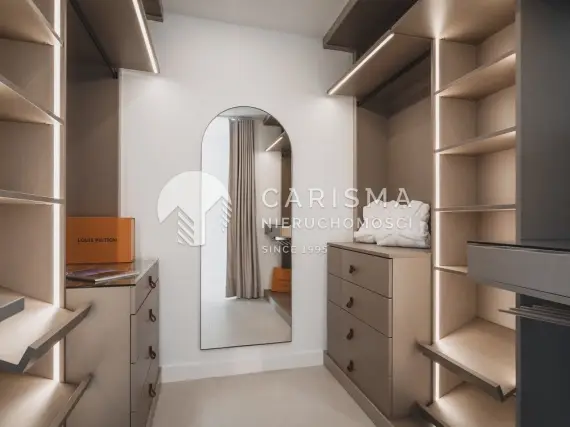 (23) Dwupoziomowy penthouse z panoramicznym widokiem na morze