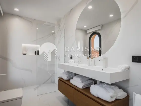 (27) Dwupoziomowy penthouse z panoramicznym widokiem na morze