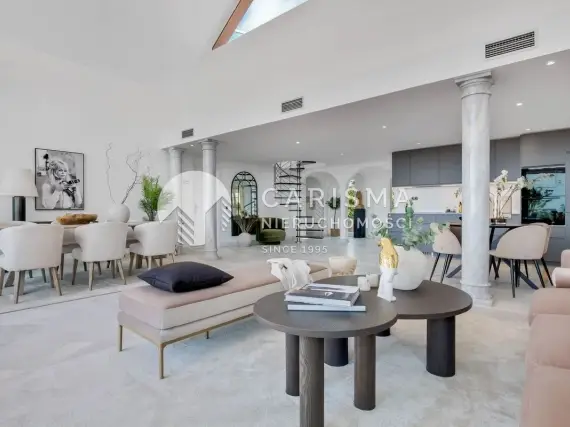 (9) Dwupoziomowy penthouse z imponującymi widokami na całą okolicę
