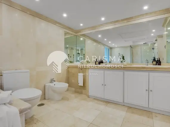 (23) Dwupoziomowy penthouse z imponującymi widokami na całą okolicę