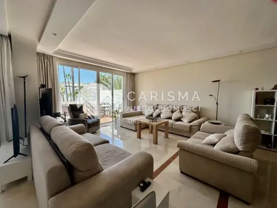 (4) Dwupoziomowy penthouse z widokiem na morze w pierwszej linii