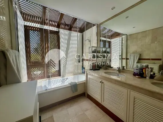 (21) Dwupoziomowy penthouse z widokiem na morze w pierwszej linii
