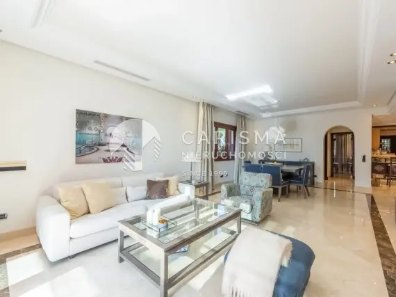 (10) Dwupoziomowy penthouse z widokiem na morze w pierwszej linii brzegowej