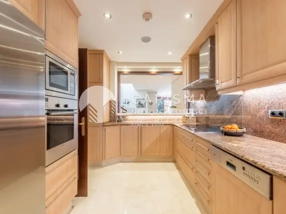 (14) Dwupoziomowy penthouse z widokiem na morze w pierwszej linii brzegowej