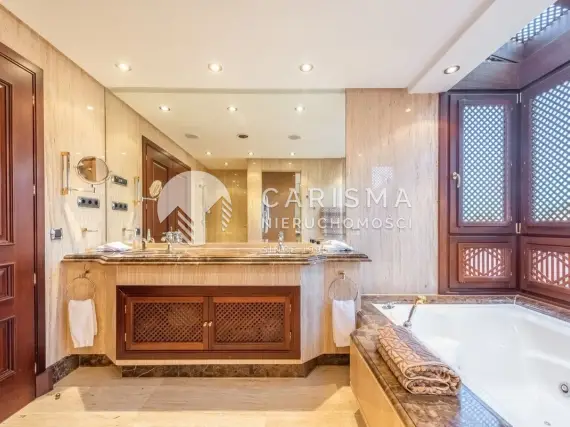 (21) Dwupoziomowy penthouse z widokiem na morze w pierwszej linii brzegowej