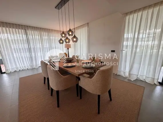 (8) Luksusowy apartament w pierwszej linii pól golfowych