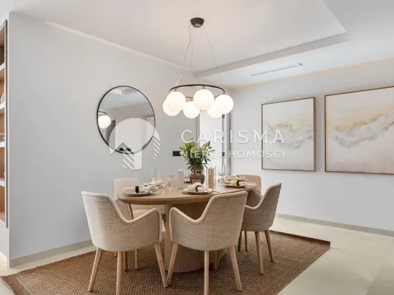 (18) Stylowy dwupoziomowy penthouse w pierwszej linii pola golfowego