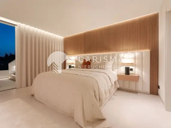 (22) Stylowy dwupoziomowy penthouse w pierwszej linii pola golfowego