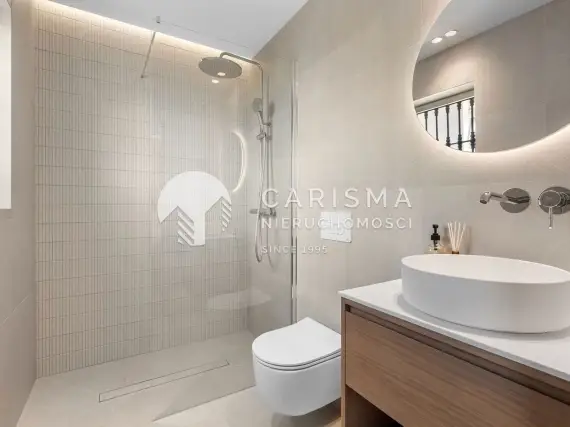 (29) Stylowy dwupoziomowy penthouse w pierwszej linii pola golfowego