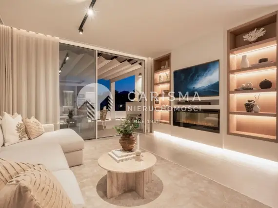 (35) Stylowy dwupoziomowy penthouse w pierwszej linii pola golfowego