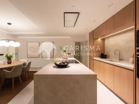 (37) Stylowy dwupoziomowy penthouse w pierwszej linii pola golfowego