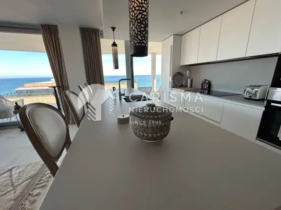 (4) Luksusowy penthouse w pierwszej linii brzegowej z pięknym widokiem na morze