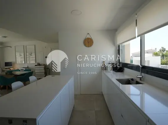 (10) Luksusowy dwupoziomowy penthouse z widokiem na morze