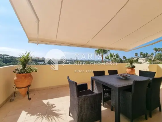 (33) Dwupoziomowy penthouse z widokiem na pole golfowe i morze