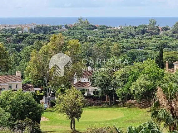 (41) Dwupoziomowy penthouse z widokiem na pole golfowe i morze