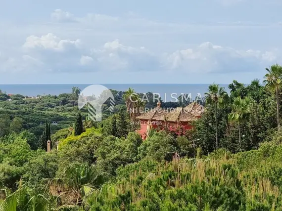 (39) Dwupoziomowy penthouse z widokiem na pole golfowe i morze