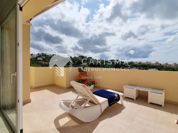 (32) Dwupoziomowy penthouse z widokiem na pole golfowe i morze