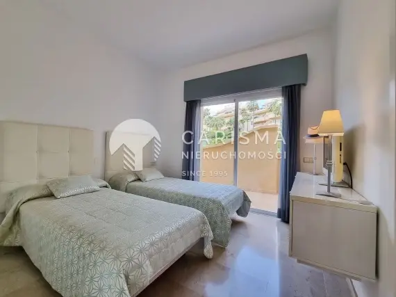 (25) Dwupoziomowy penthouse z widokiem na pole golfowe i morze