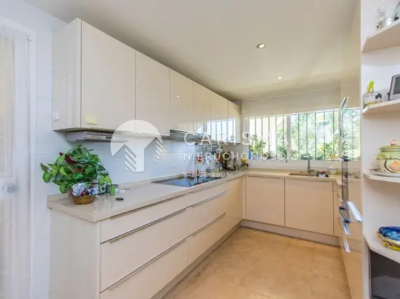 (7) Dwupoziomowy penthouse w pierwszej linii brzegowej z pięknym widokiem