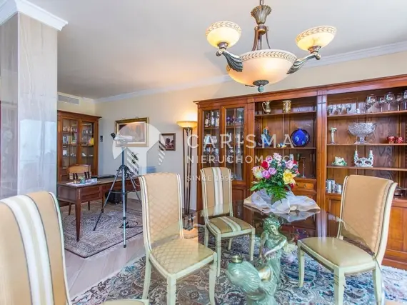 (12) Dwupoziomowy penthouse w pierwszej linii brzegowej z pięknym widokiem