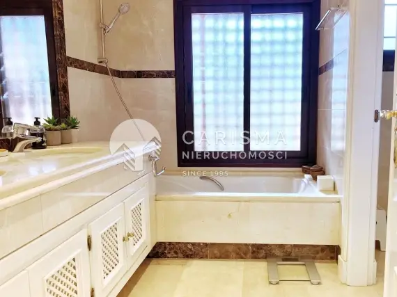 (6) Dwupoziomowy penthouse w prestiżowym kompleksie mieszkalnym Nueva Andalucia