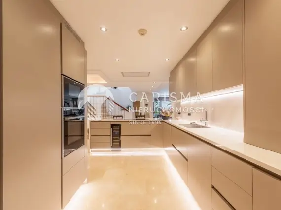 (7) Nowoczesny dwupoziomowy penthouse w luksusowym kompleksie przy plaży