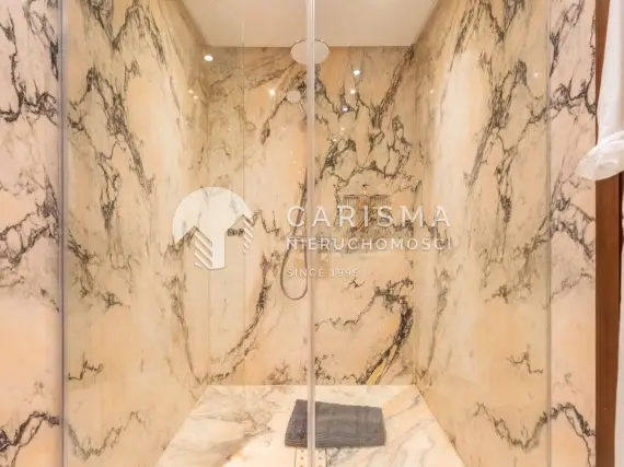 (22) Nowoczesny dwupoziomowy penthouse w luksusowym kompleksie przy plaży
