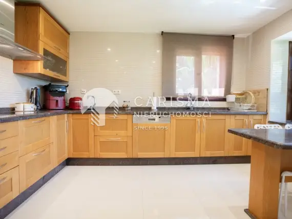 (6) Dwupoziomowy penthouse z panoramicznym widokiem na góry