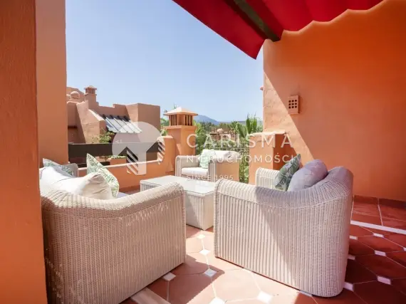 (18) Dwupoziomowy penthouse z panoramicznym widokiem na góry