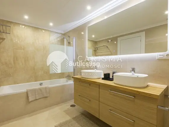 (24) Całkowicie odnowiony penthouse z widokiem na pola golfowe
