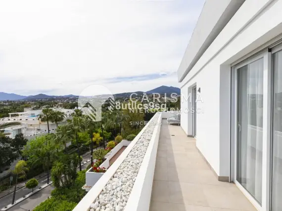 (43) Całkowicie odnowiony penthouse z widokiem na pola golfowe