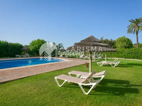(47) Całkowicie odnowiony penthouse z widokiem na pola golfowe