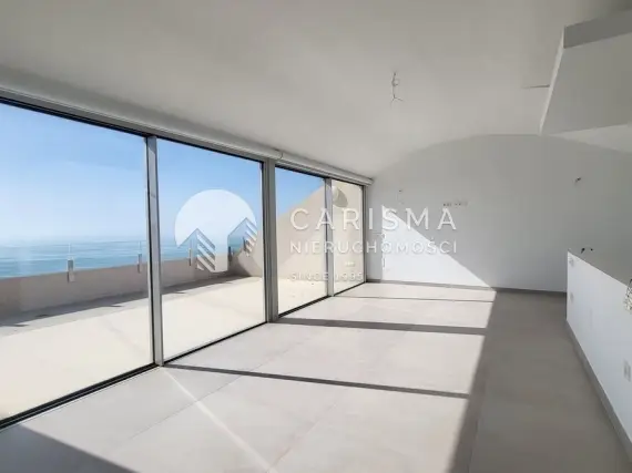 (11) Nowoczesny dwupoziomowy penthouse z panoramicznym widokiem na morze