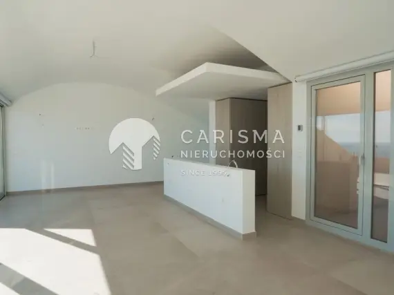 (10) Nowoczesny dwupoziomowy penthouse z panoramicznym widokiem na morze
