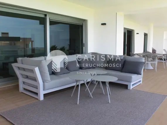 (4) Nowoczesny apartament w pierwszej linii pola golfowego