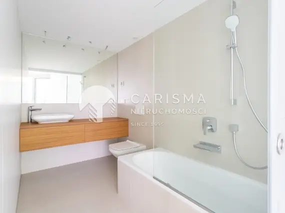 (17) Luskusowy penthouse przy plaży z imponującym widokiem na morze