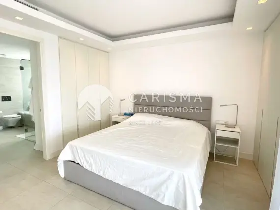 (12) Nowoczesny apartament w prestiżowym kompleksie z widokiem na morze