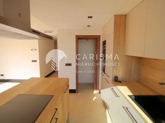 (16) Nowoczesny penthouse z panoramicznym widokiem na morze i góry