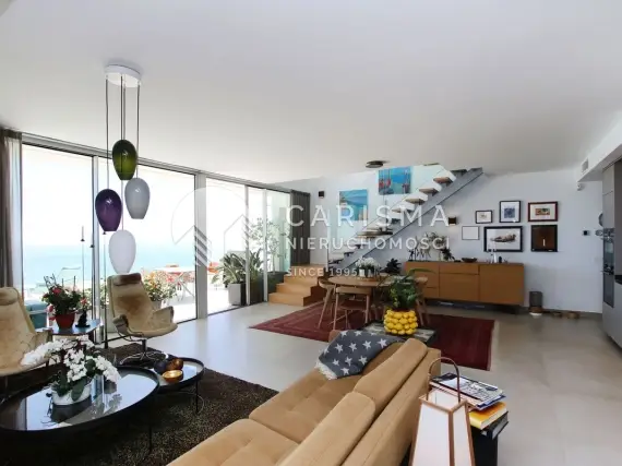 (14) Luksusowy dwupoziomowy penthouse z pięknym widokiem na morze