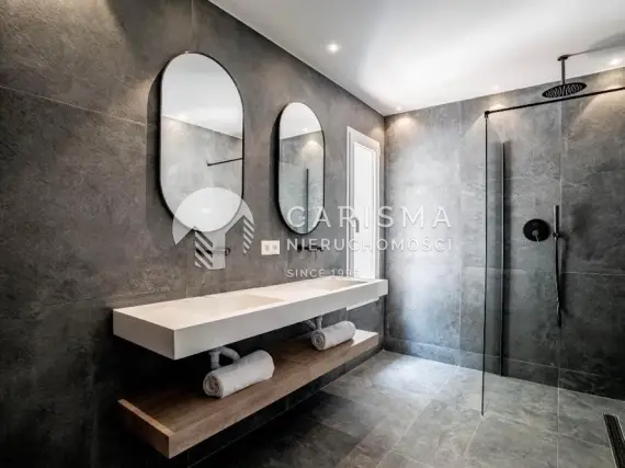 (23) Nowoczesny dwupoziomowy penthouse tuż przy polu golfowym